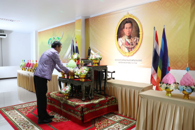 พิธีวางพานพุ่มดอกไม้สักการะพระราชวรวงศ์เธอ ... พารามิเตอร์รูปภาพ 1