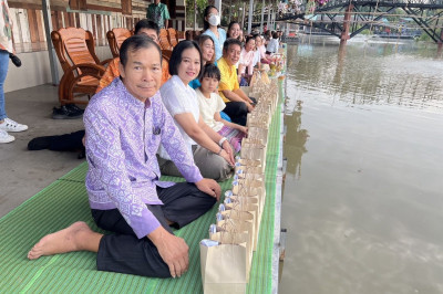 ร่วมกิจกรรมตักบาตรทางน้ำ “นาวาภิกขาจาร” แต่งไทยใส่บาตร ... พารามิเตอร์รูปภาพ 1