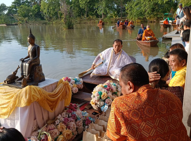 ร่วมกิจกรรมตักบาตรทางน้ำ “นาวาภิกขาจาร” แต่งไทยใส่บาตร ... พารามิเตอร์รูปภาพ 3