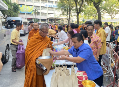 ร่วมทำบุญถวายภัตตาหารเช้าแด่พระภิกษุสงฆ์และไหว้สักการะสิ่งศักดิ์สิทธิ์ประจำกรมส่งเสริมสหกรณ์ ... พารามิเตอร์รูปภาพ 4