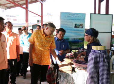 พิธีวางพานพุ่มดอกไม้สักการะพระราชวรวงศ์เธอ ... พารามิเตอร์รูปภาพ 50