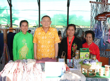 พิธีวางพานพุ่มดอกไม้สักการะพระราชวรวงศ์เธอ ... พารามิเตอร์รูปภาพ 51