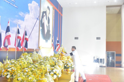 ร่วมพิธีวางพานพุ่มดอกไม้สดถวายราชสักการะ ... พารามิเตอร์รูปภาพ 1