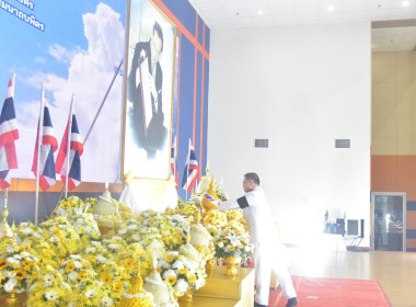 ร่วมพิธีวางพานพุ่มดอกไม้สดถวายราชสักการะ ... พารามิเตอร์รูปภาพ 1