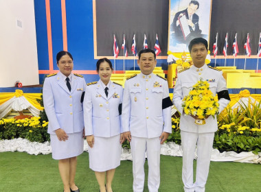 ร่วมพิธีวางพานพุ่มดอกไม้สดถวายราชสักการะ ... พารามิเตอร์รูปภาพ 4