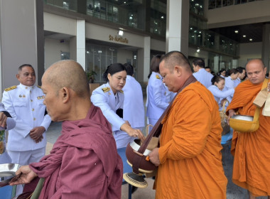 ร่วมพิธีเจริญพระพุทธมนต์และทำบุญตักบาตรถวายพระราชกุศลแด่พระบาทสมเด็จพระมงกุฎเกล้าเจ้าอยู่หัว ... พารามิเตอร์รูปภาพ 5