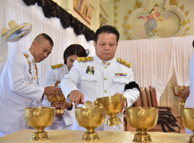 ร่วมพิธีเจริญพระพุทธมนต์ และทำบุญตักบาตรเฉลิมพระเกียรติ ... พารามิเตอร์รูปภาพ 8