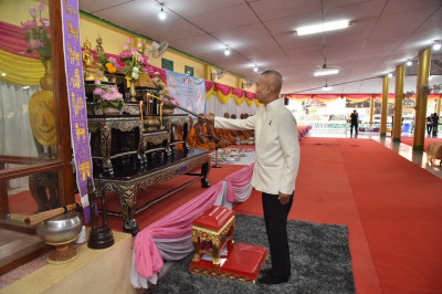ร่วมกิจกรรม “ผู้ว่าพาตักบาตร สืบสานพระพุทธศาสนา รักษาศีล 5 ... พารามิเตอร์รูปภาพ 1