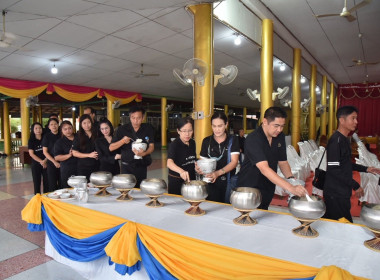 ร่วมกิจกรรม “ผู้ว่าพาตักบาตร สืบสานพระพุทธศาสนา รักษาศีล 5 ... พารามิเตอร์รูปภาพ 8