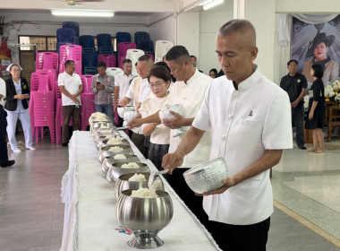 ร่วมโครงการ “ผู้ว่าพาตักบาตร สืบสานพระพุทธศาสนา รักษาศีล 5 ... พารามิเตอร์รูปภาพ 4