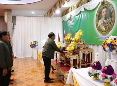 พิธีวางพานพุ่มดอกไม้สดสักการะพระราชวรวงศ์เธอ ... พารามิเตอร์รูปภาพ 18