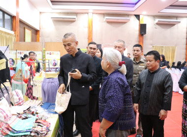 พิธีวางพานพุ่มดอกไม้สดสักการะพระราชวรวงศ์เธอ ... พารามิเตอร์รูปภาพ 45