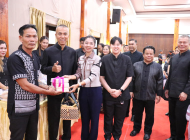 พิธีวางพานพุ่มดอกไม้สดสักการะพระราชวรวงศ์เธอ ... พารามิเตอร์รูปภาพ 48