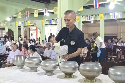 ร่วมโครงการ “ผู้ว่าพาตักบาตร สืบสานพระพุทธศาสนา รักษาศีล 5 ... พารามิเตอร์รูปภาพ 1