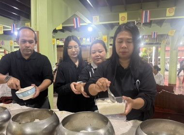 ร่วมโครงการ “ผู้ว่าพาตักบาตร สืบสานพระพุทธศาสนา รักษาศีล 5 ... พารามิเตอร์รูปภาพ 6