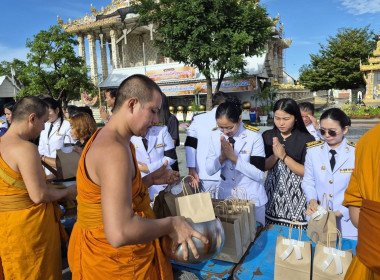 ร่วมพิธีบำเพ็ญกุศลและทำบุญตักบาตร ในวาระครบ 100 วัน ... พารามิเตอร์รูปภาพ 8