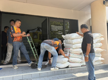 ร่วมรับมอบสิ่งของสนับสนุนจากกรมส่งเสริมสหกรณ์ช่วยเหลือผู้ประสบอุทกภัยจากน้ำท่วมในพื้นที่จังหวัดสุพรรณบุรี ... พารามิเตอร์รูปภาพ 4