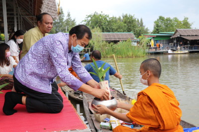 ร่วมกิจกรรมตักบาตรทางน้ำ “นาวาภิกขาจาร” แต่งไทยใส่บาตร ... พารามิเตอร์รูปภาพ 1