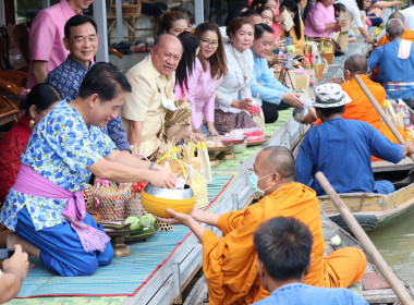 ร่วมกิจกรรมตักบาตรทางน้ำ “นาวาภิกขาจาร” แต่งไทยใส่บาตร ... พารามิเตอร์รูปภาพ 1