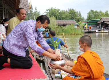 ร่วมกิจกรรมตักบาตรทางน้ำ “นาวาภิกขาจาร” แต่งไทยใส่บาตร ... พารามิเตอร์รูปภาพ 2