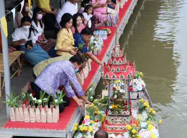ร่วมกิจกรรมตักบาตรทางน้ำ “นาวาภิกขาจาร” แต่งไทยใส่บาตร ... พารามิเตอร์รูปภาพ 3
