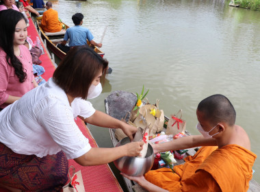 ร่วมกิจกรรมตักบาตรทางน้ำ “นาวาภิกขาจาร” แต่งไทยใส่บาตร ... พารามิเตอร์รูปภาพ 4