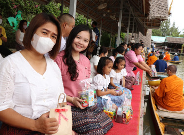ร่วมกิจกรรมตักบาตรทางน้ำ “นาวาภิกขาจาร” แต่งไทยใส่บาตร ... พารามิเตอร์รูปภาพ 5