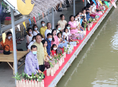 ร่วมกิจกรรมตักบาตรทางน้ำ “นาวาภิกขาจาร” แต่งไทยใส่บาตร ... พารามิเตอร์รูปภาพ 6