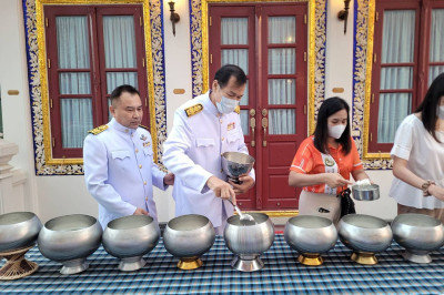 ร่วมพิธีเจริญพระพุทธมนต์และทำบุญตักบาตรเฉลิมพระเกียรติ พารามิเตอร์รูปภาพ 1