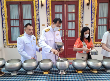 ร่วมพิธีเจริญพระพุทธมนต์และทำบุญตักบาตรเฉลิมพระเกียรติ พารามิเตอร์รูปภาพ 2